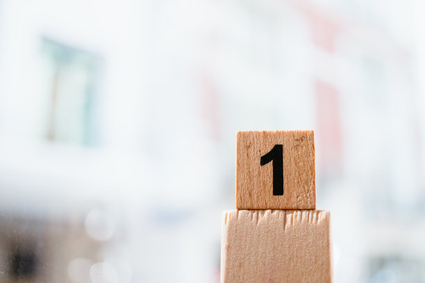 近距离木块一号在阳光下图片下载