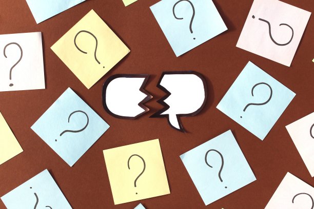 在问号贴纸上，有一片撕裂的云，用来书写文字。图片下载