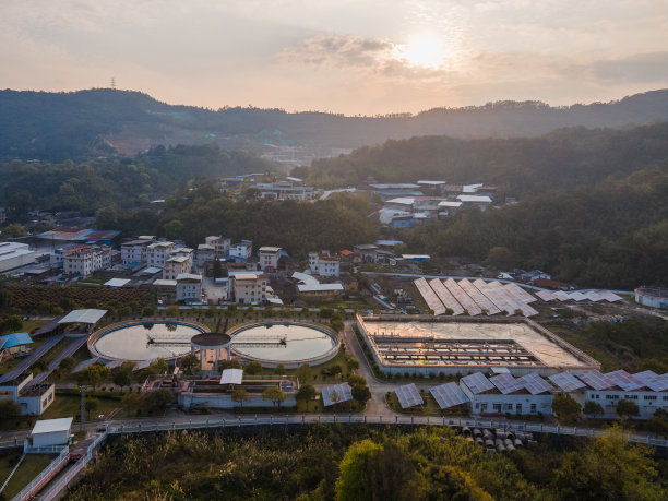 整个太阳能污水处理厂的航拍照片图片下载
