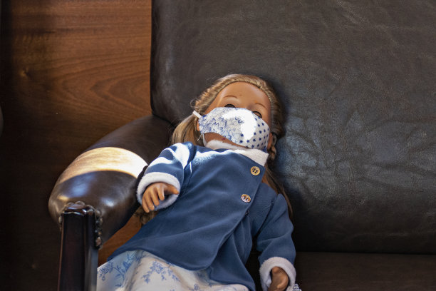 皮制座椅上的娃娃带着面具图片下载