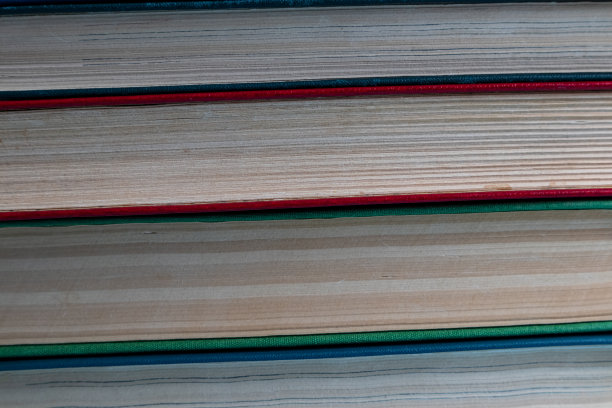 一堆书的背景。图书馆。图片下载