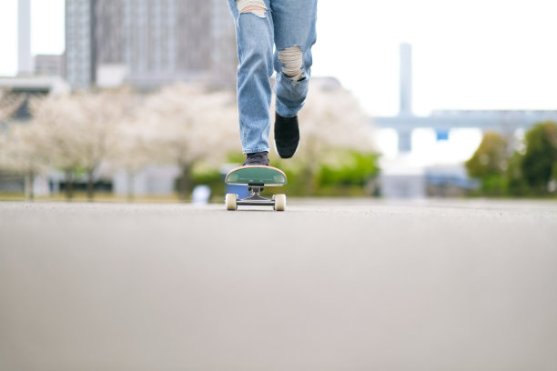 女人玩滑板的特写图片下载