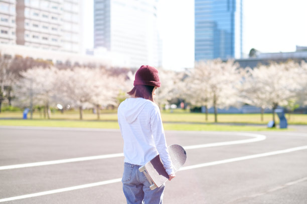 滑板者在春天的后视图图片下载
