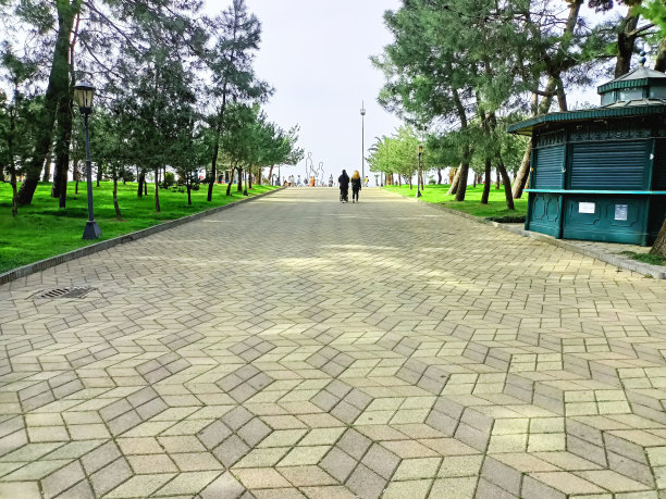 2022年4月1日，在格鲁吉亚巴统阿加拉的巴统大道公共公园放松和散步图片下载