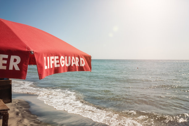 海滩上的救生员阳伞图片下载