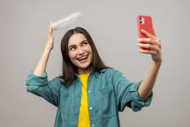 女博主与敏捷的头，广播直播，显示她的光环给订阅者。图片下载