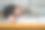 有吸引力的亚洲女商人睡觉，昏昏欲睡，或在她的办公桌上午睡。一个厌倦了办公室里的财务档案的会计。桌上放着财务图表和笔记本电脑图片下载