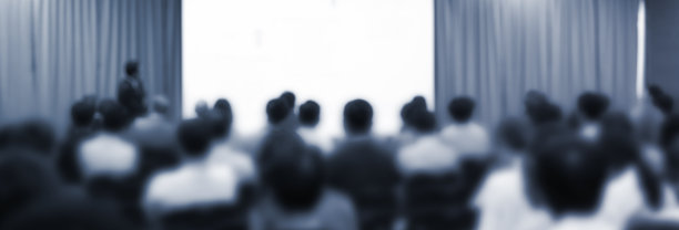 会议讲座报告厅内模糊的听众，企业在会议厅的演讲，研讨会演讲者为新员工提供培训，论坛活动中的演讲者。图片下载
