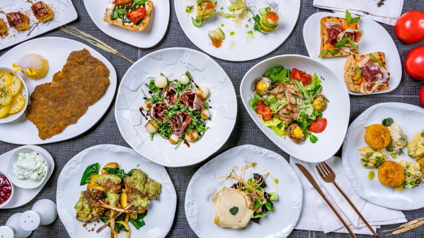 维也纳小牛肉炸肉排，鹌鹑沙拉，意式烤火腿，帕尔玛火腿沙拉，火腿沙拉，火腿，羊排，从鱼俯瞰灰色桌面俯瞰图片下载