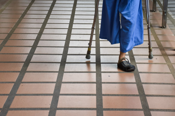 病人拄着拐杖行走。图片下载