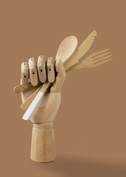 木制手与竹勺，刀和叉米色背景。无塑料零废物的概念。图片下载