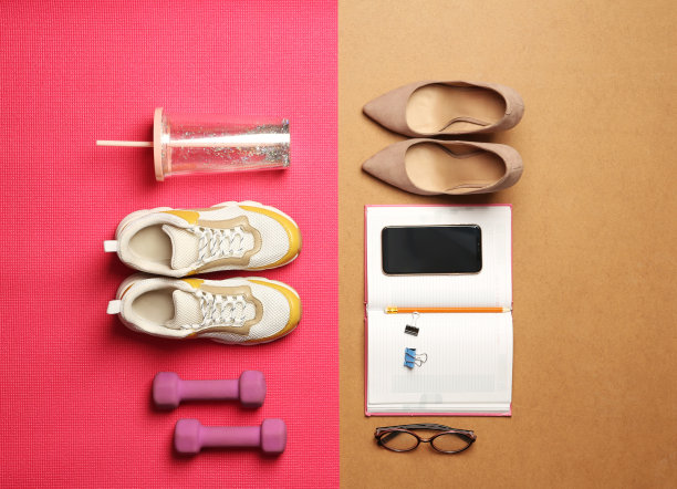 在颜色背景上与商业项目和运动配件平铺组成。工作和生活之间的平衡概念图片下载