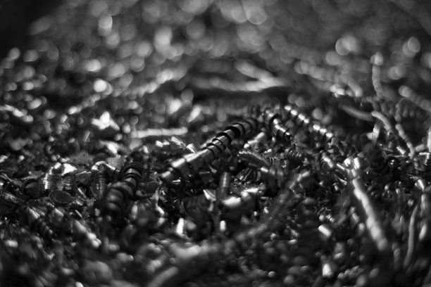 金属碎屑。生产浪费。钻孔后的钢屑。垃圾在车间。图片下载