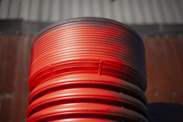 下水道。塑料波纹管。产品适用于流体流量传输。工业设施详情。图片下载