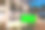 色度键。女人手的特写手持智能手机与绿色屏幕横在商场商店。购物中心。百货商店。网上购物。产品模板图片下载