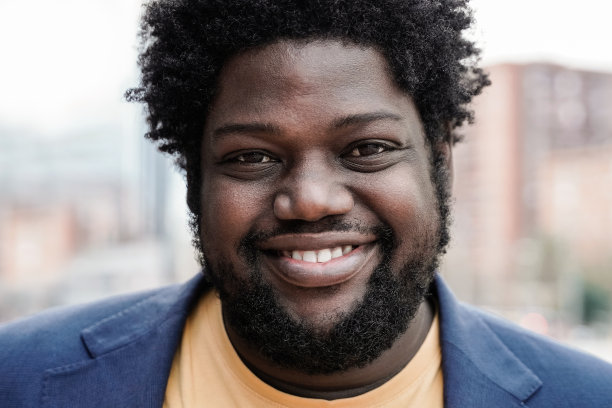 非洲曲线快乐的人微笑在镜头室外-关注脸图片下载