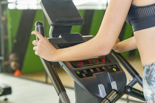 在跑步机上跑步的女人图片下载