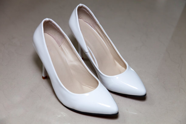 白色的高跟鞋。白色新娘鞋图片下载