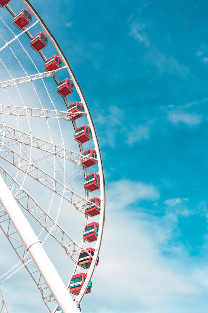 摩天轮在蓝天白云的背景下图片下载