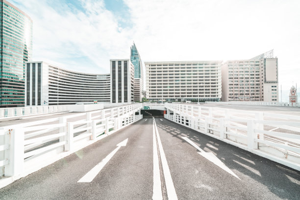 空荡荡的地板上有现代的天际线和香港的建筑物图片下载