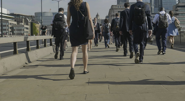 上班族步行上班图片下载