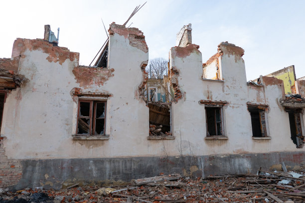 战争废墟：轰炸后的城市残骸与建筑图片下载