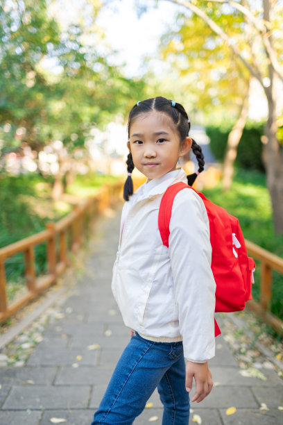 拿着书包的小女孩图片下载