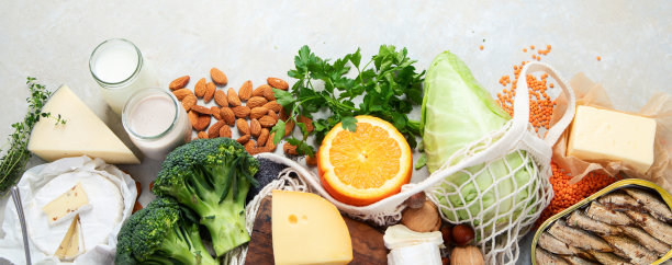 亮色背景下富含钙质的健康食品。图片下载