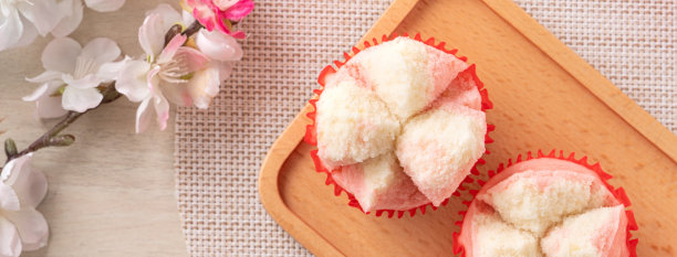 可爱的中式蒸松糕——发糕放在木桌背景上作为春节庆祝食品。图片下载