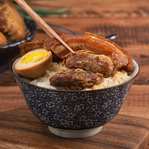 红烧五花肉饭是台湾著名的美味街头小吃。图片下载