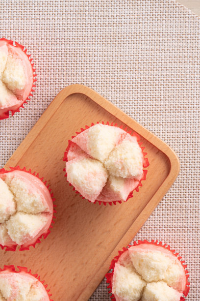 可爱的中式蒸松糕——发糕放在木桌背景上作为春节庆祝食品。图片下载