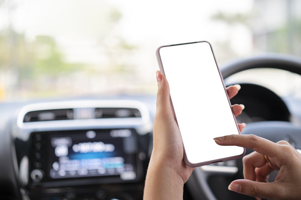 女商人忙着开车，手握手机与屏幕隔离图片下载