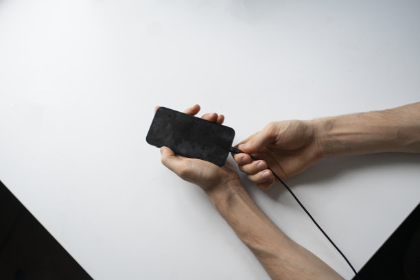 人将充电电缆插入智能手机，快速充电新技术图片下载