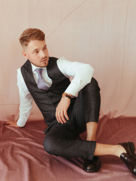 时尚的年轻人穿着黑色燕尾服，纹理效果工作室的金发图片下载