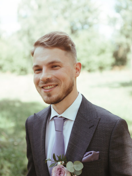 时尚的年轻人穿着黑色燕尾服，纹理效果工作室的金发图片下载