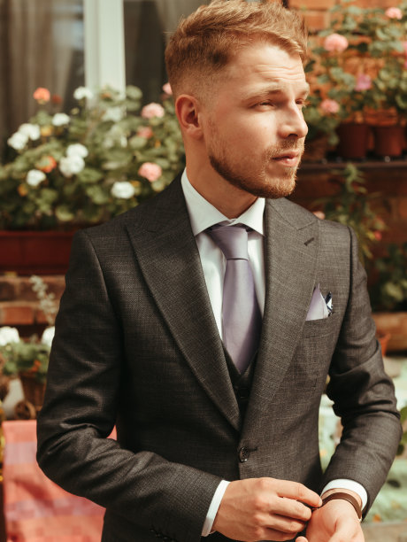 时尚的年轻人穿着黑色燕尾服，纹理效果工作室的金发图片下载