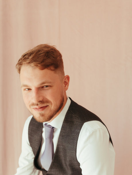 时尚的年轻人穿着黑色燕尾服，纹理效果工作室的金发图片下载