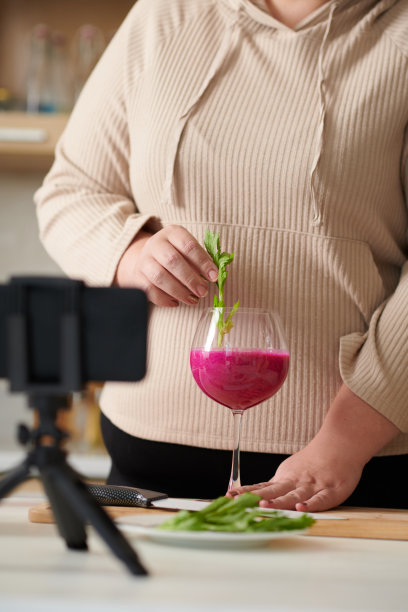 有影响力的人把芝麻菜放进冰沙里图片下载