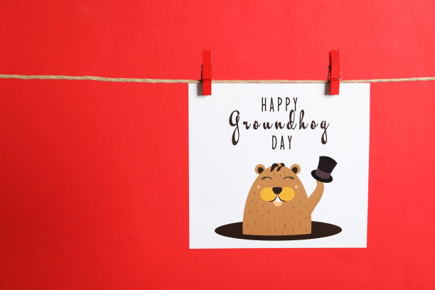 快乐土拨鼠日贺卡挂在红色背景，文字空间图片下载