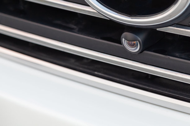 前视摄像头在车上。中程车载摄像机。停车辅助系统。自动驾驶，自动驾驶功能和摄像系统。汽车技术背景。有选择性的重点图片下载