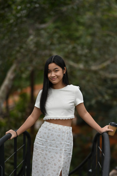 亚洲青少年摆姿势人像照片拍摄在花园图片下载