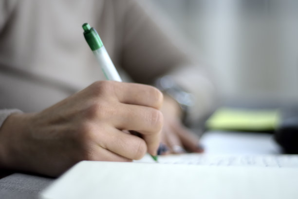 女人用圆珠笔在笔记本上写的字。有选择性的重点图片下载