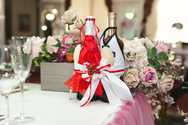 新婚夫妇的餐桌上有装饰好的香槟瓶。图片下载