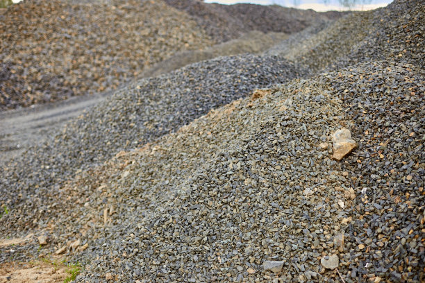 黑色玄武岩石矿顶部，工业图片下载