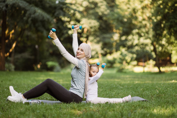 穆斯林阿拉伯妇女和她的女儿在公园用哑铃锻炼图片下载
