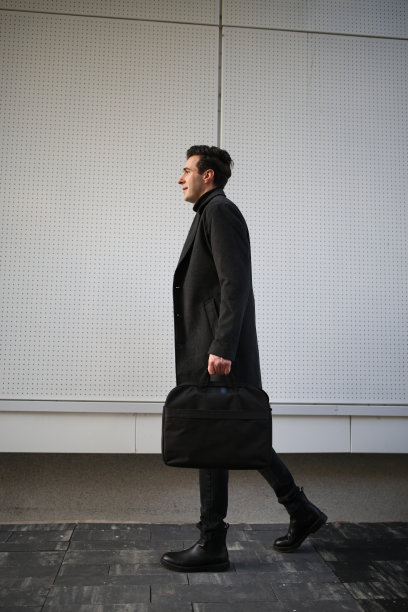 商人走在人行道上，通过建筑股票照片图片下载