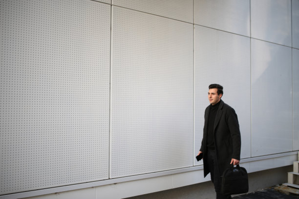 拿着包包照片的年轻绅士图片下载