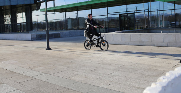 男性通勤者与电动自行车开车回家从办公室库存照片图片下载