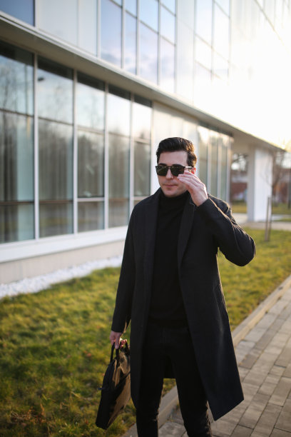 商人走在人行道上，通过建筑股票照片图片下载