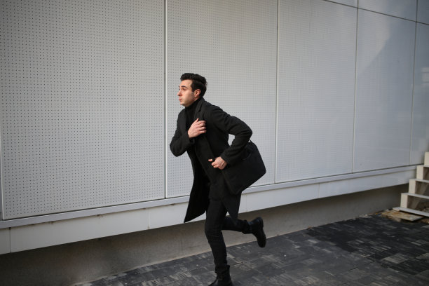 商人带着包在人行道上跑在城市库存照片图片下载